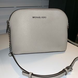 BRAND NEW W/O TAGS Michael Kors Cindy in Cement